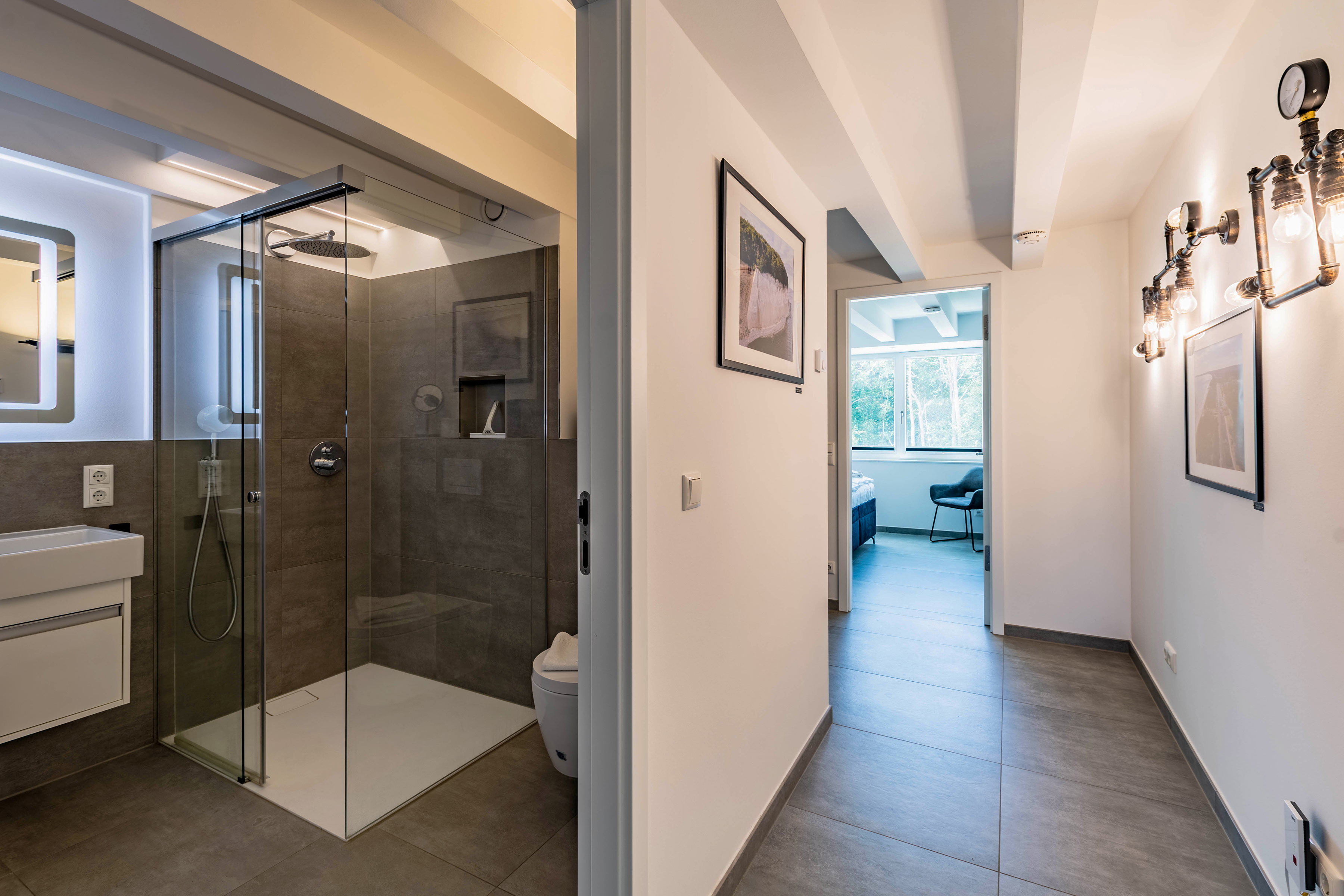 Bad und Flur mit Industrielampen