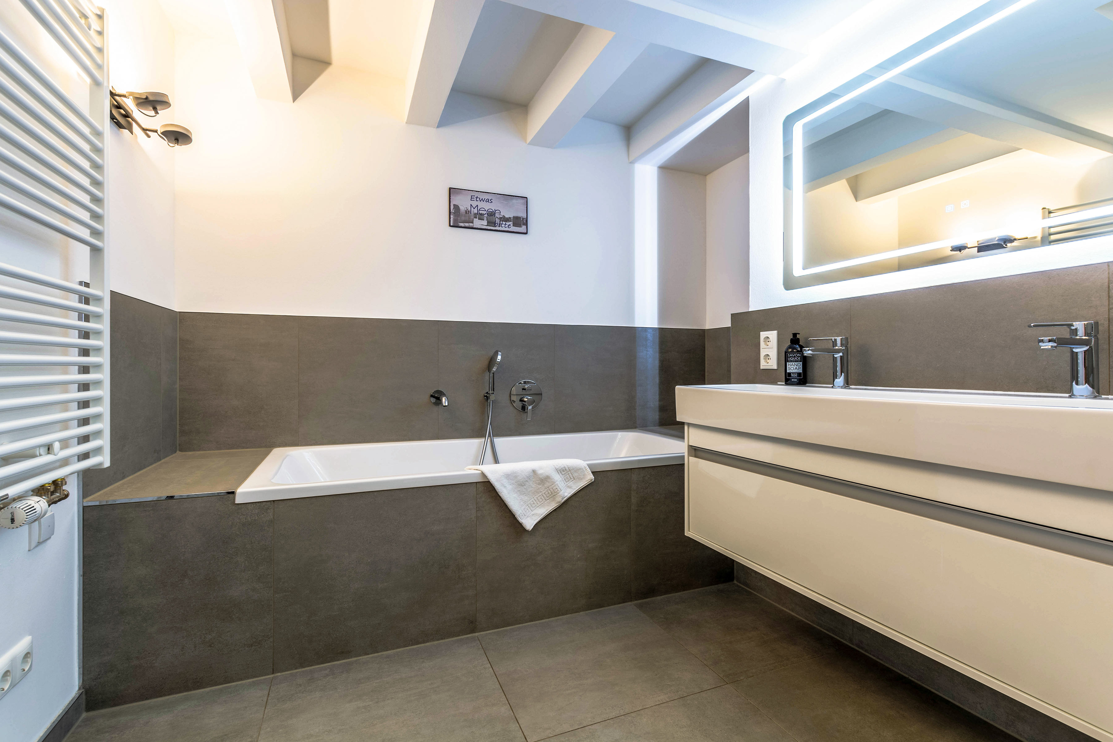 Badezimmer mit Badewanne