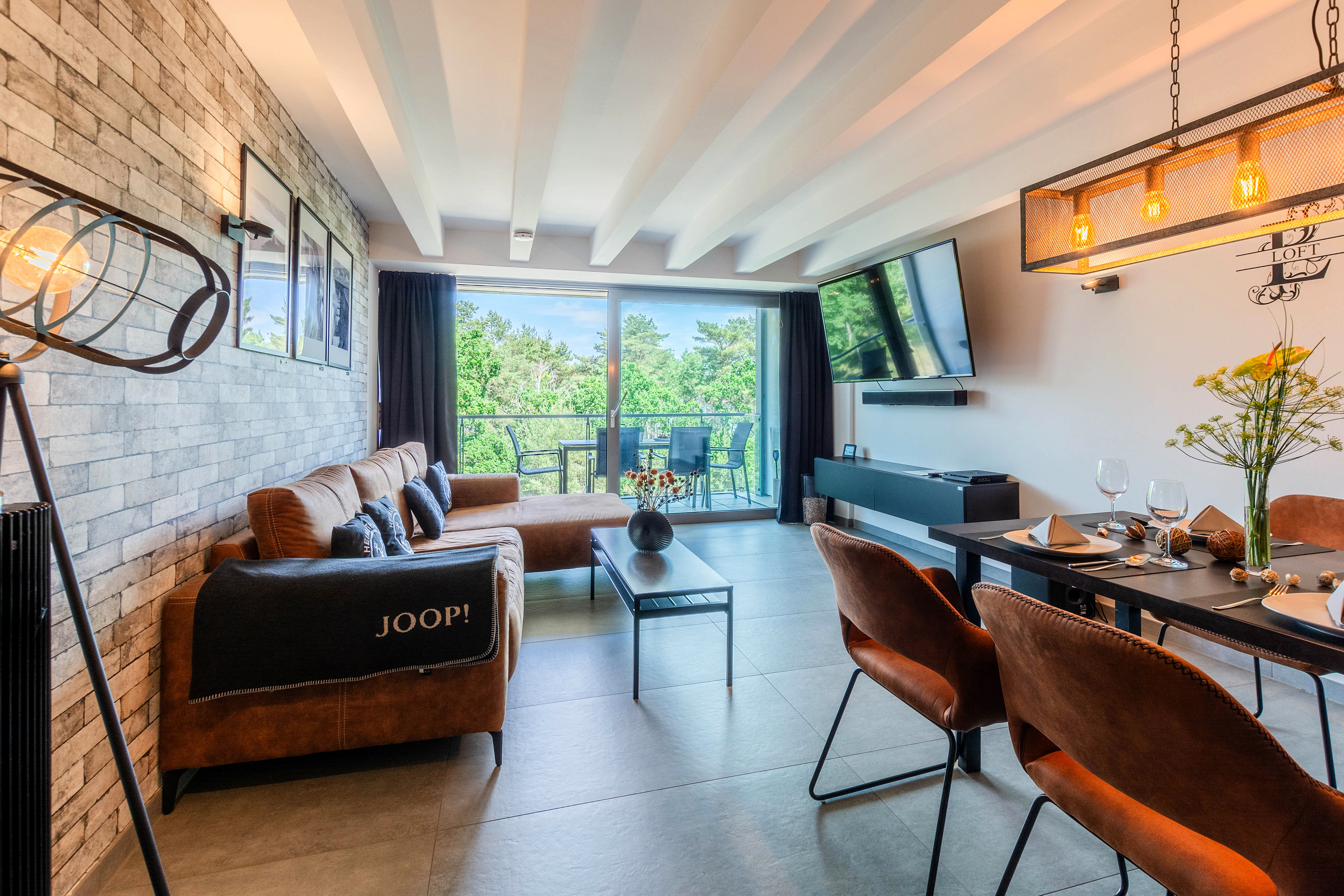 Wohnzimmer Ledersofa & Steinwand