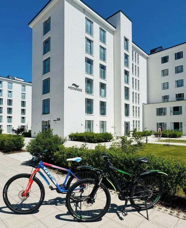 2 CUBE Mountainbikes vor dem Haus HIDDENSEE