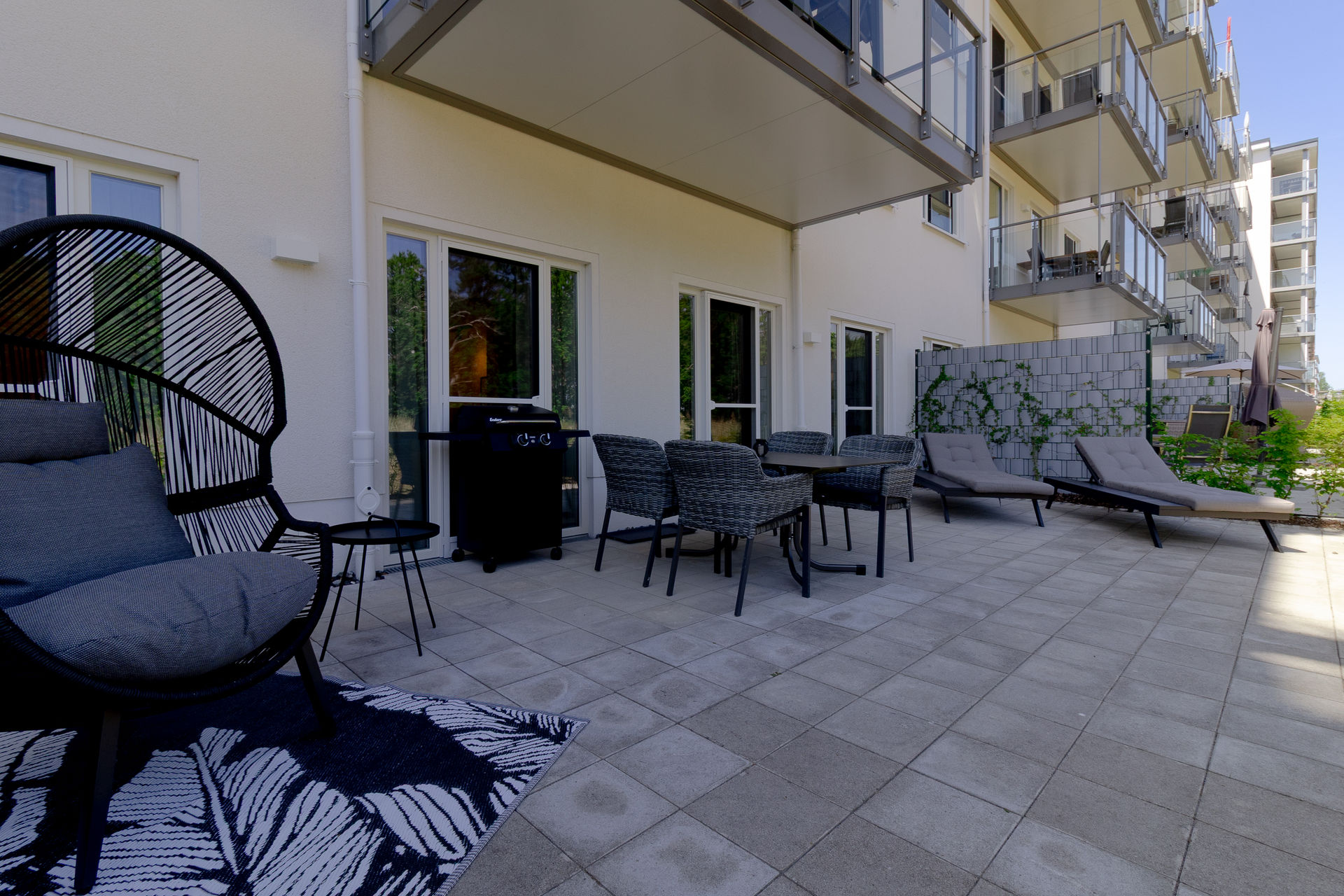 Terrasse mit Lounge-Möbeln