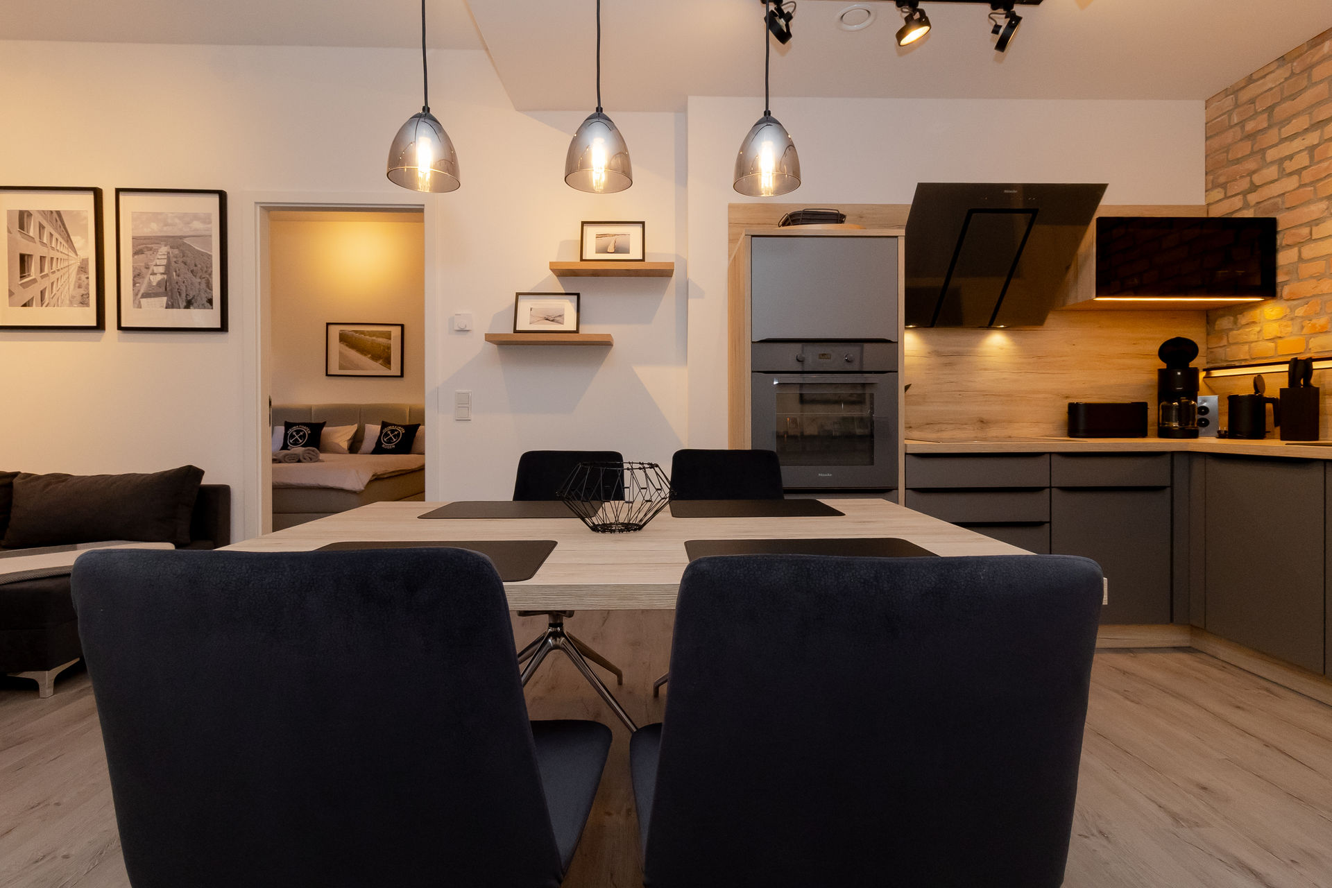 Küche & Wohnbereich mit Steinwand