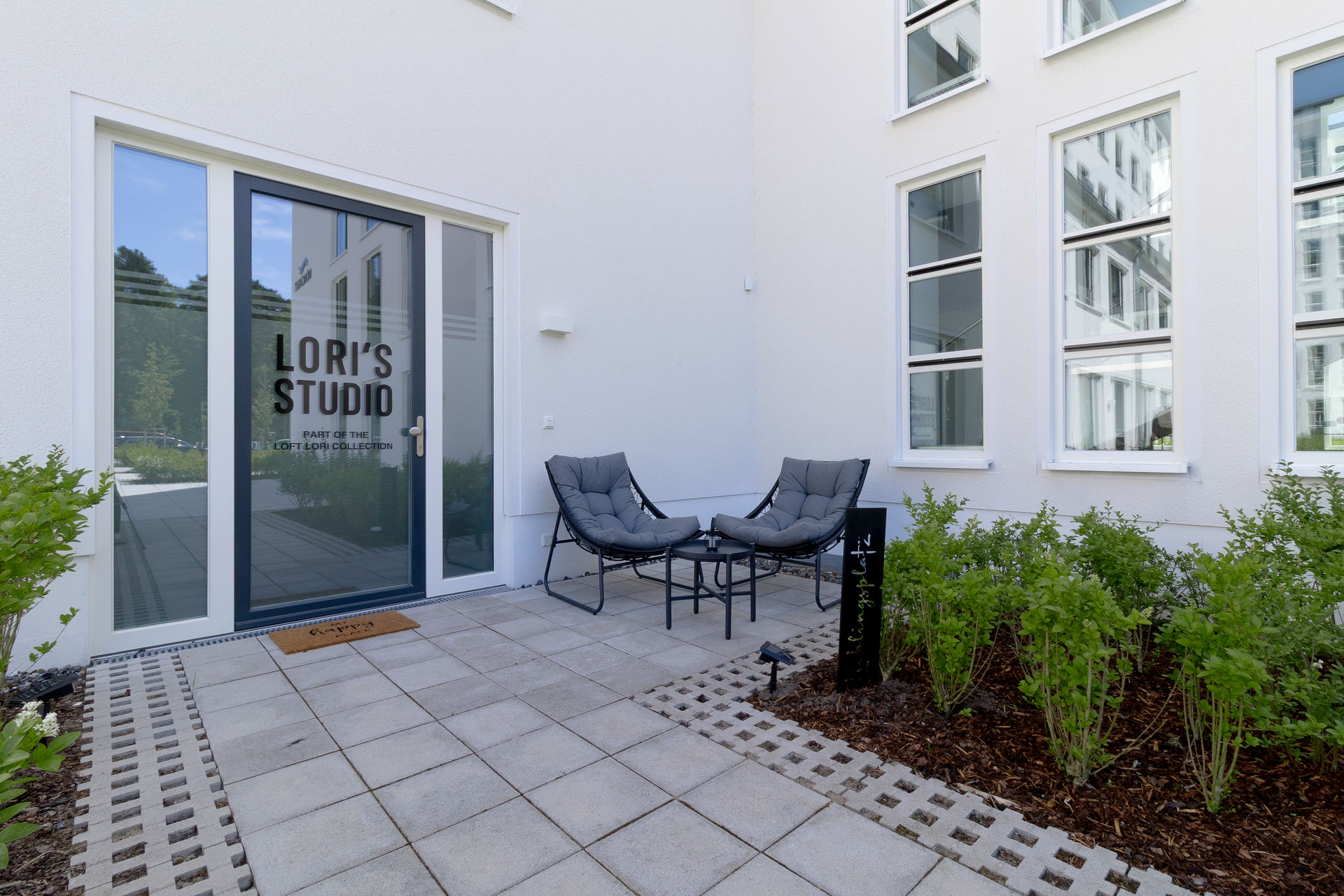 Loris Studio – 55 m² Ferienwohnung mit 44 m² Terrasse in Prora Rügen, Eingang Glastür